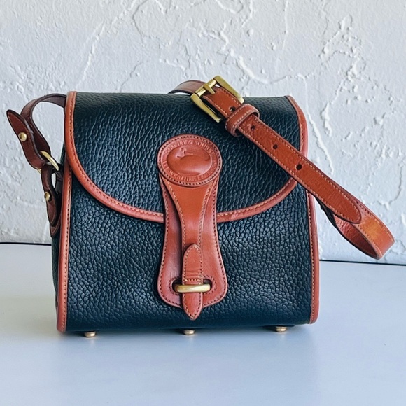 VINTAGE DOONEY AND BOURKE  SMALL BLACK ESSEX ALL LEATHER SHOULDER CROSSBODY BAG - Picture 3 of 12